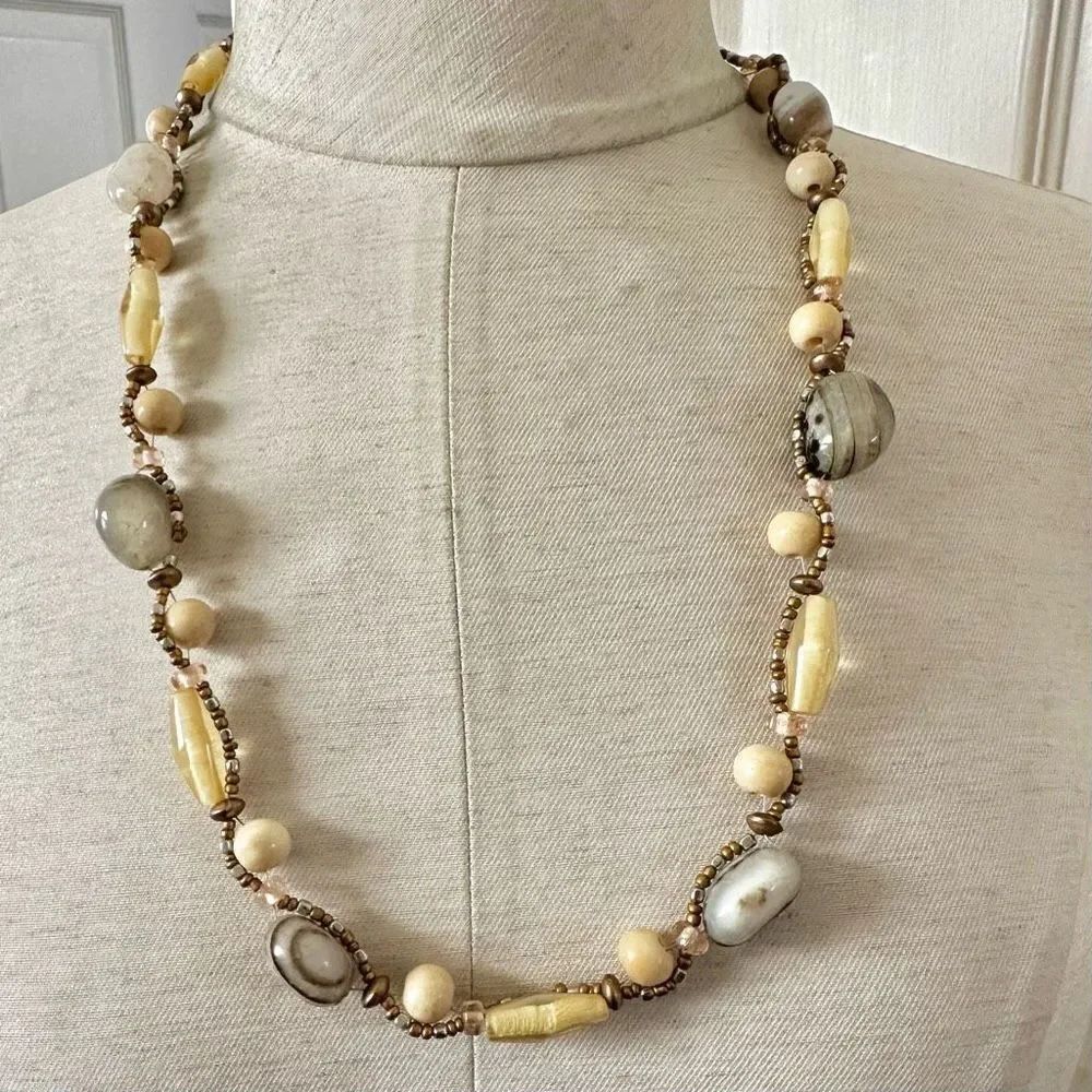 Agate beaded necklace